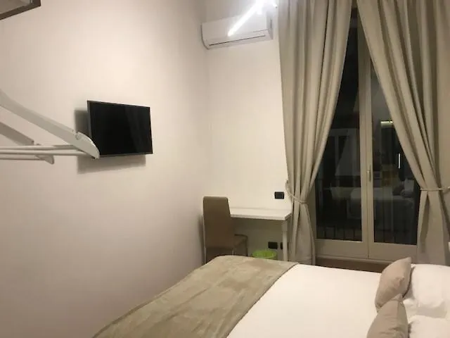 Base Napoli Plebiscito Bed & Breakfast 0*, Naples