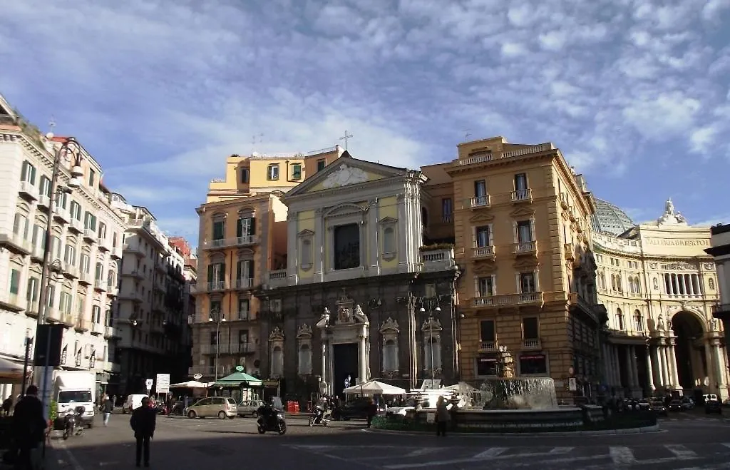 Base Napoli Plebiscito Bed & Breakfast