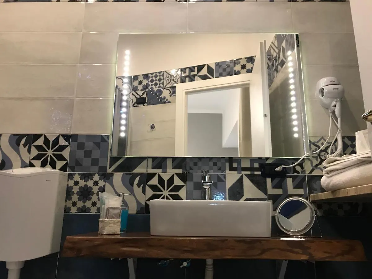 Base Napoli Plebiscito Bed & Breakfast